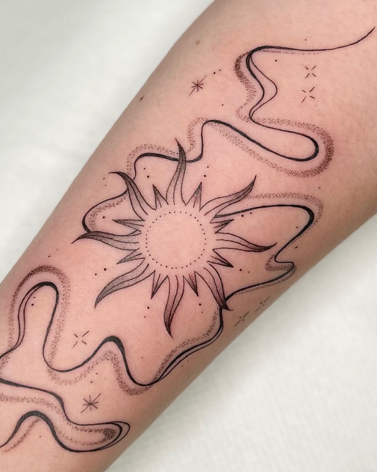 Tatouage soleil fine line sur avant-bras par Moonchild