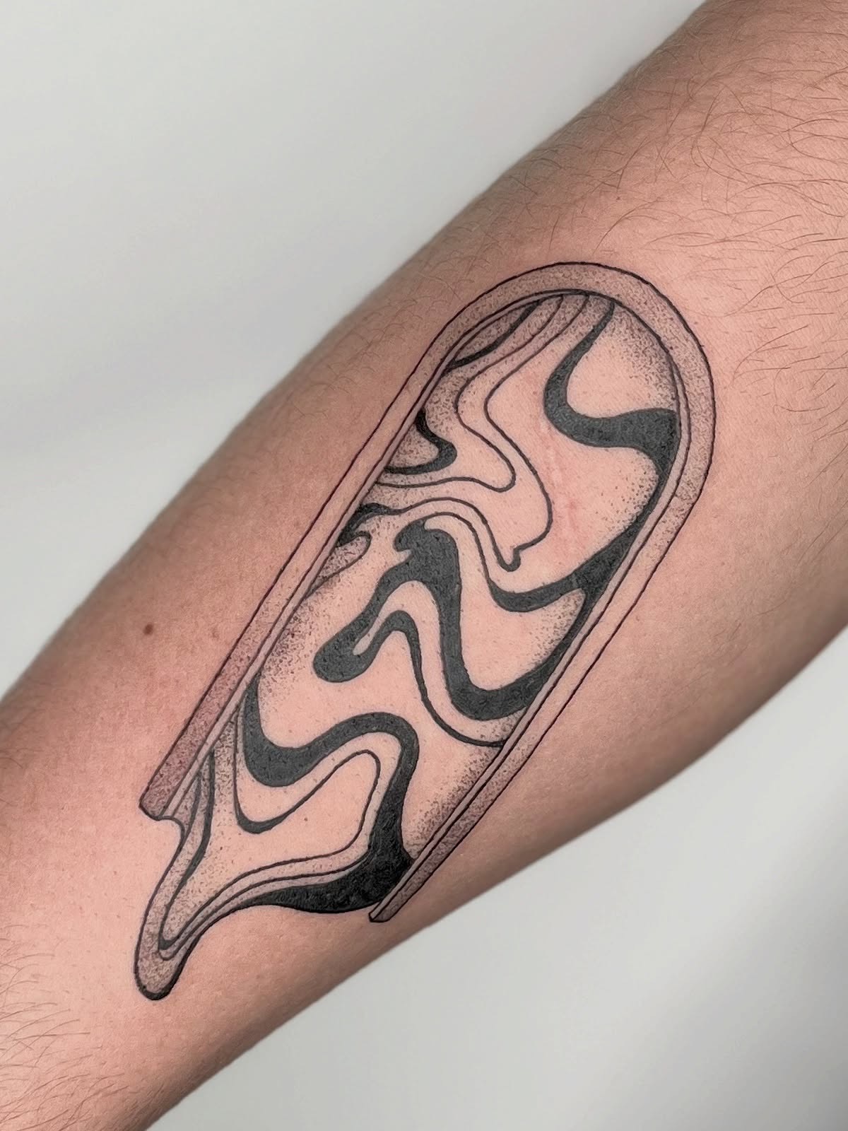 Tatouage abstrait noir et gris sur avant-bras par Moonchild
