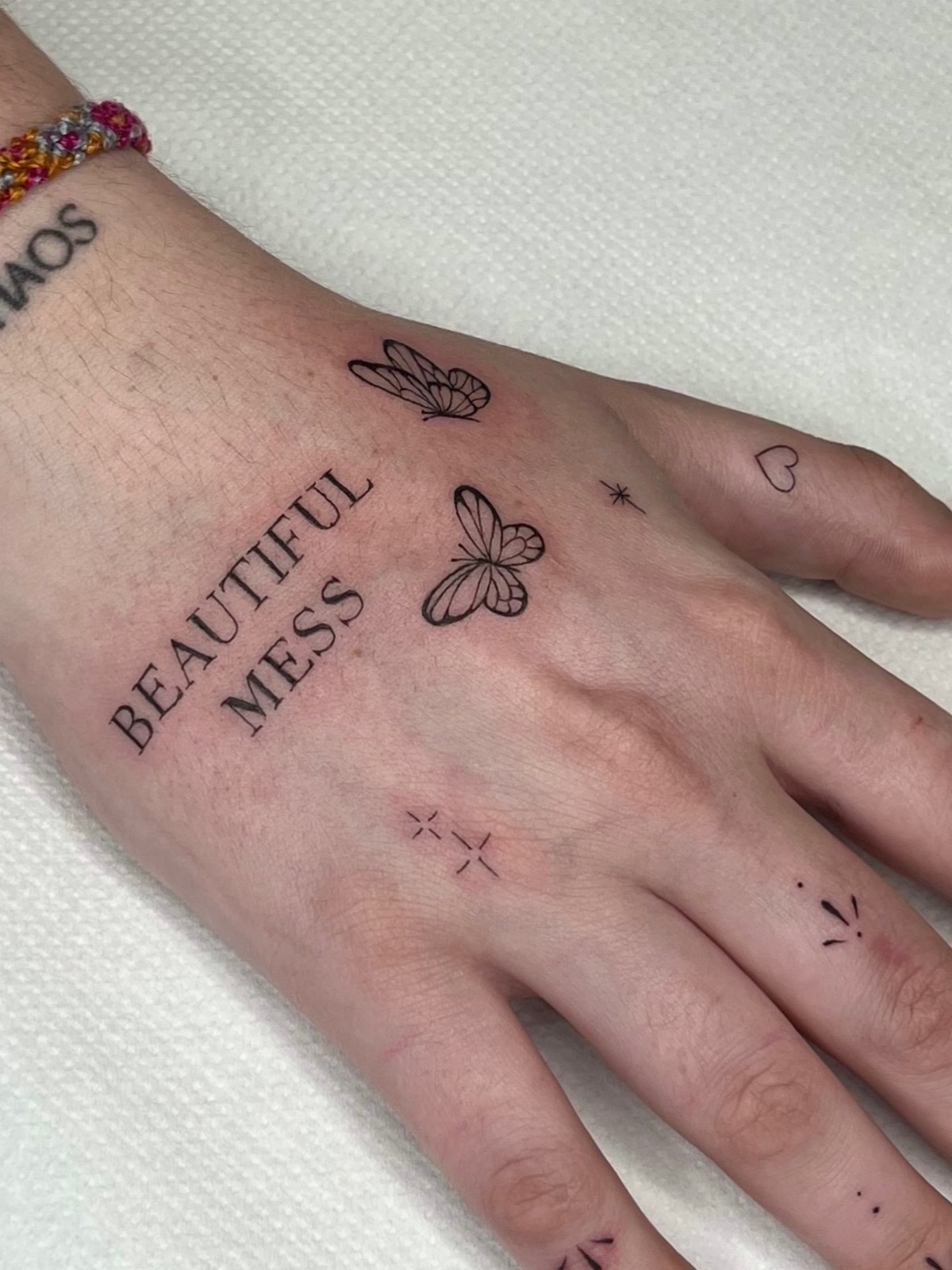 Tatouages patchwork sur la main par Moonchild