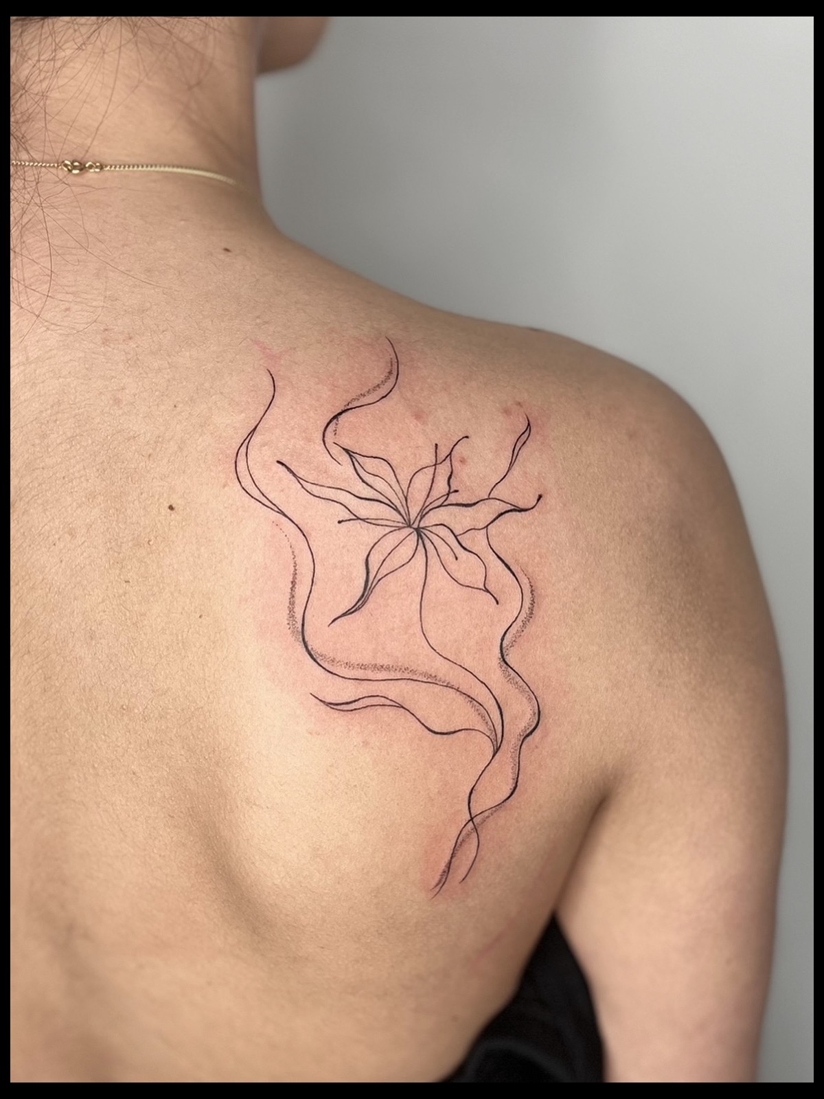 Tatouage floral fine line sur le dos par Moonchild